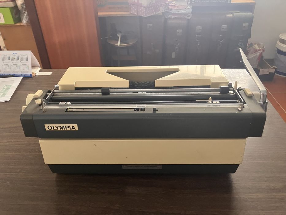 Máquina de escrever antiga Olympia