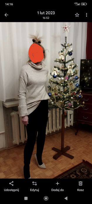 Choinka na drewnianym stojaku.