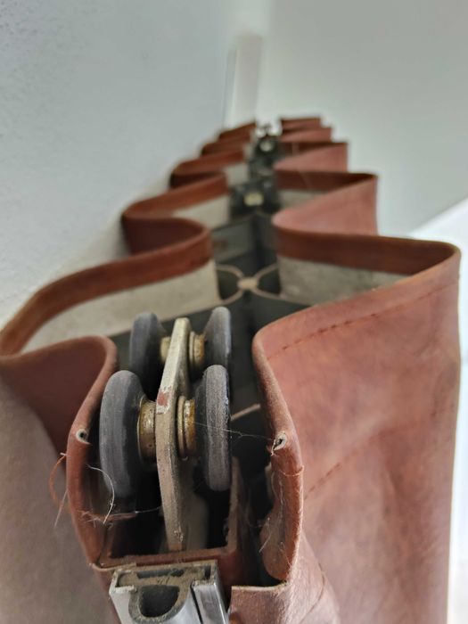 Porta de dobra bonita em couro sintético.