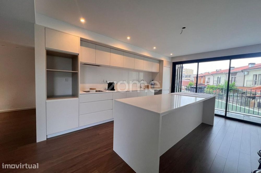 T3 Detached House in Private Condominium, Valongo City Center