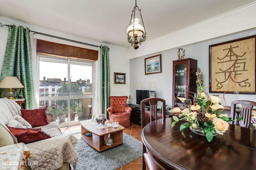 Apartamento com muita luz, soalheiro duas varandas/Marquise, Arrecadaç — Queluz E Belas, Lisboa