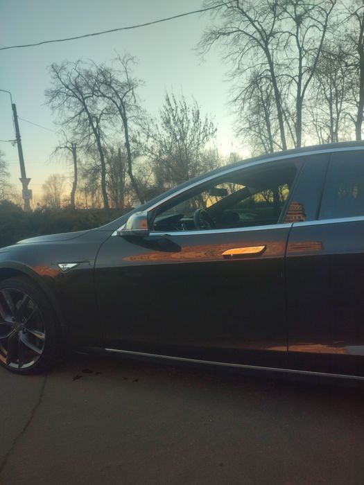Tesla Model S 400к.с