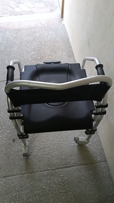 Cadeira sanitária com rodas
