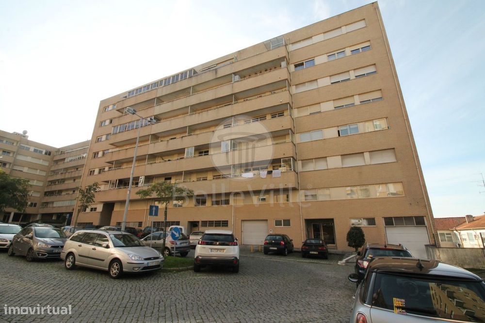 Apartamento T3, mobilado e com garagem para dois carros, centro