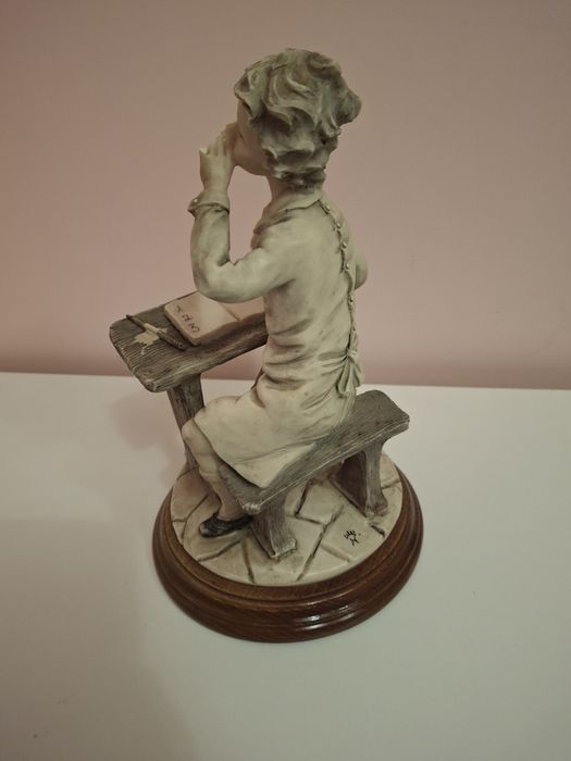 Giuseppe Armani – figurka „Uczeń przy ławce” 25,5 cm