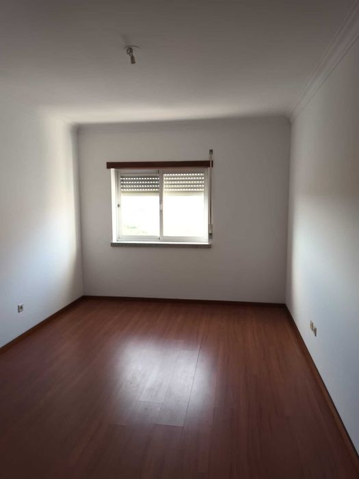 Alugo belíssimo T4 na primeira rotunda da Carapalha