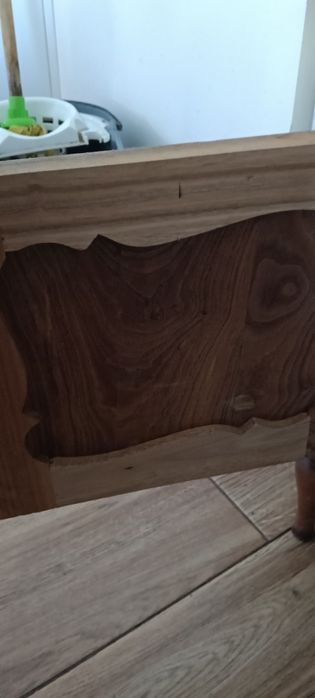 Mesa de cabeceira de madeira.