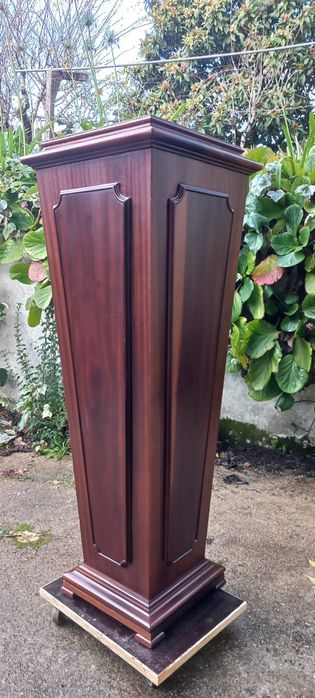 Coluna em madeira de mogno