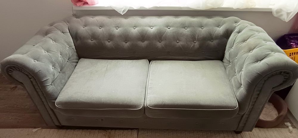 Dwie sofy  w stylu Chesterfield