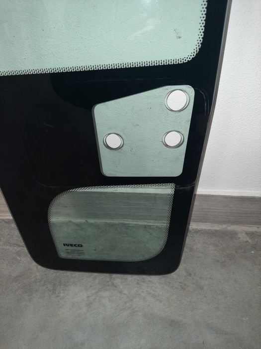 Скло дверей форточка Івеко