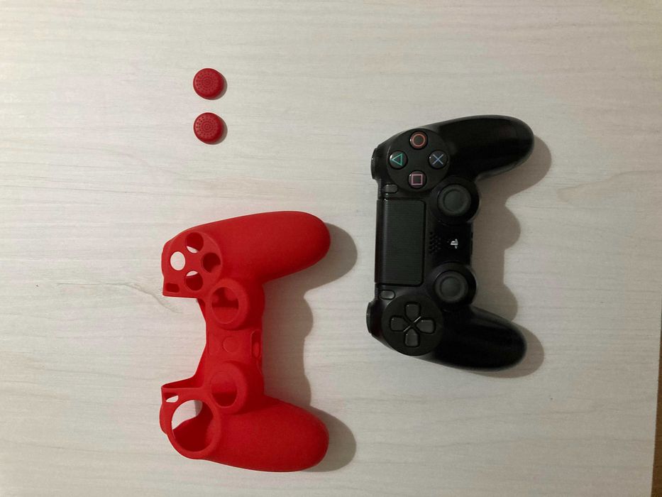 Controle preto PS4/ bom estado + capa com analógicos/ valor NEGOCIÁVEL