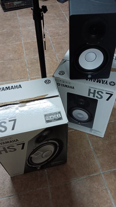 Colunas Yamaha HS 7 com suportes