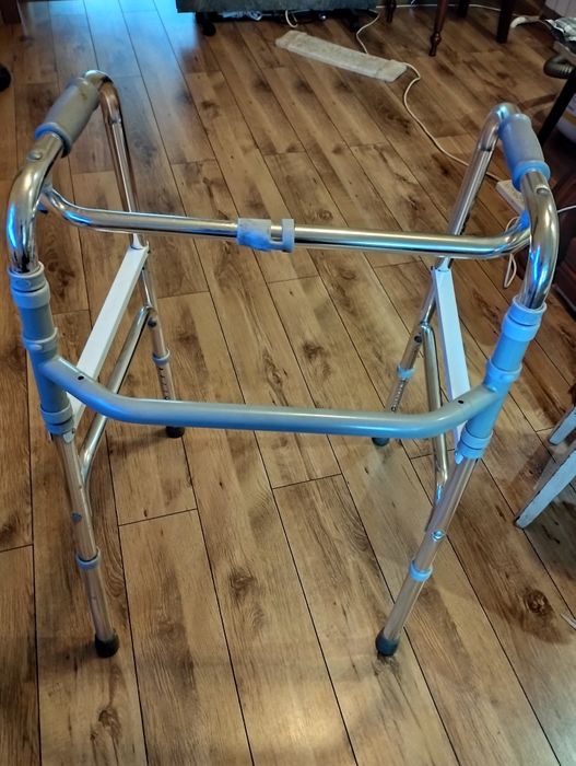 Продается ходунки бывшие в  употреблении складные