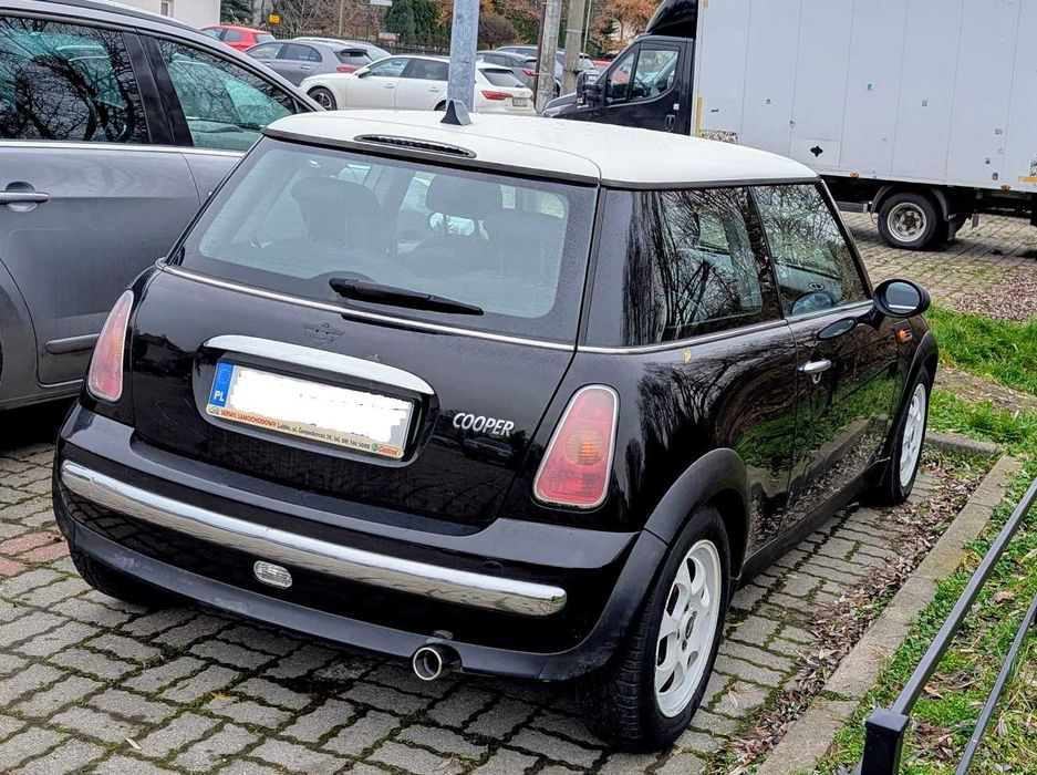 Mini Cooper z 2004 roku w dobrym stanie technicznym