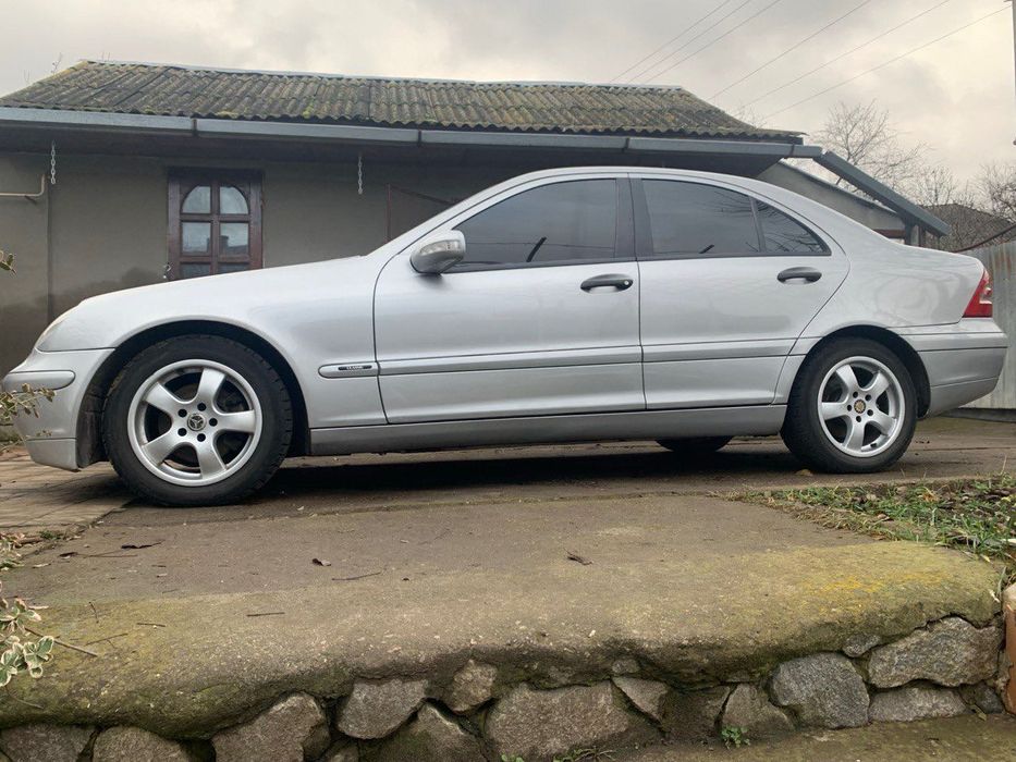 Авто Mercedes-Benz C200