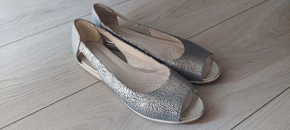 Skórzane baleriny / sandały peep toe  RAVINI rozm. 39 – wygodne, srebrne  śliczne buty