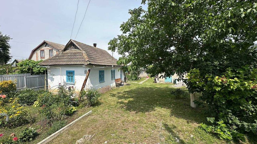 Продаж будинку в центрі с. Широка Гребля з виходом до озера.
