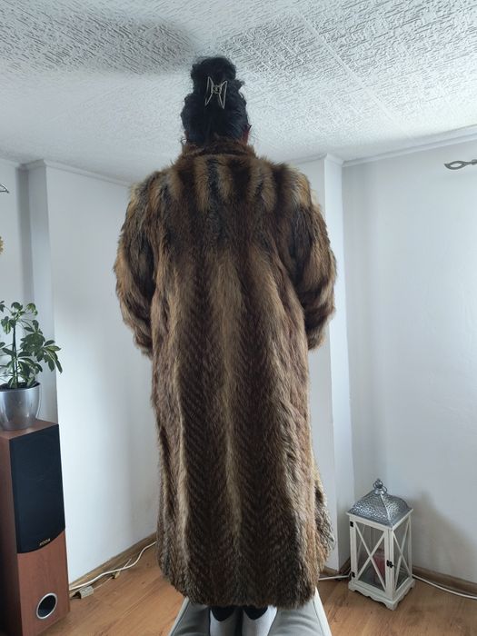 Długie futro z pomponami