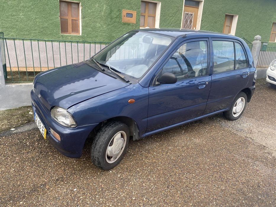 Dois Subaru vivio um de 94 azul e um branco de 97, clássicos raros