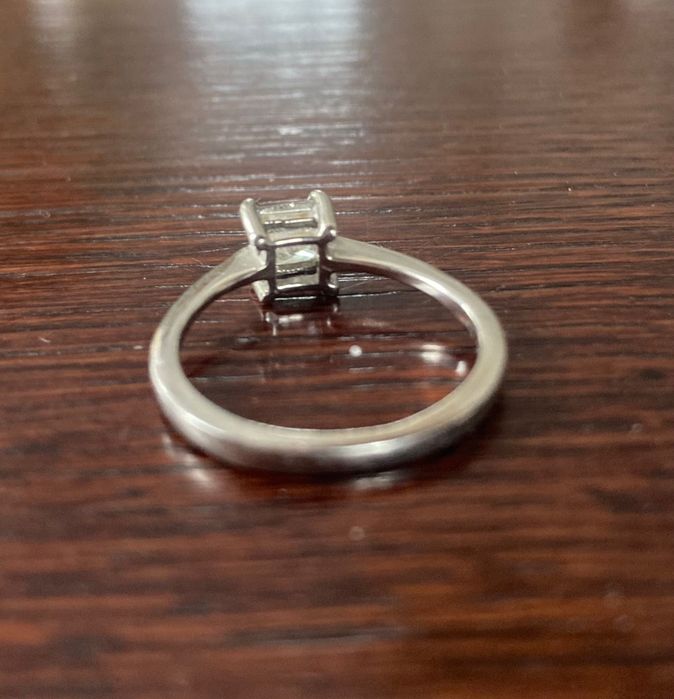 Pierścionek z brylantem