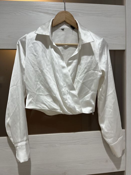 Biała satynowa koszula