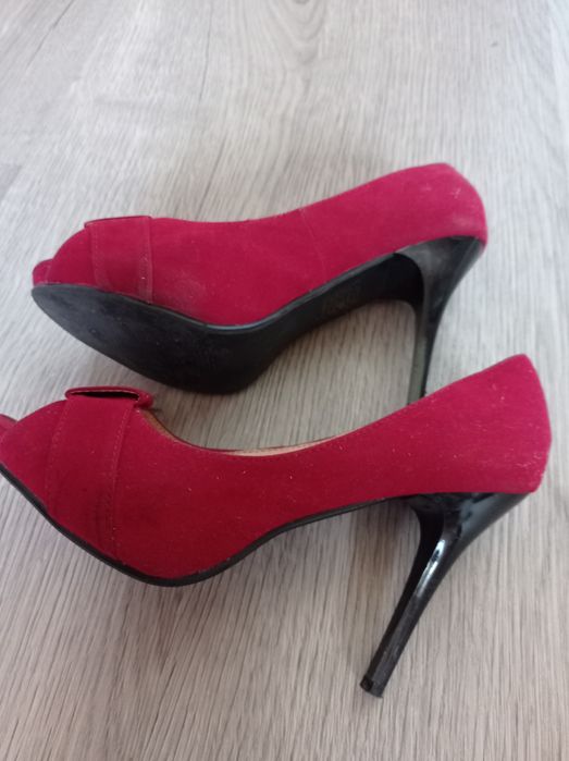 Buty czerwone na obcasie