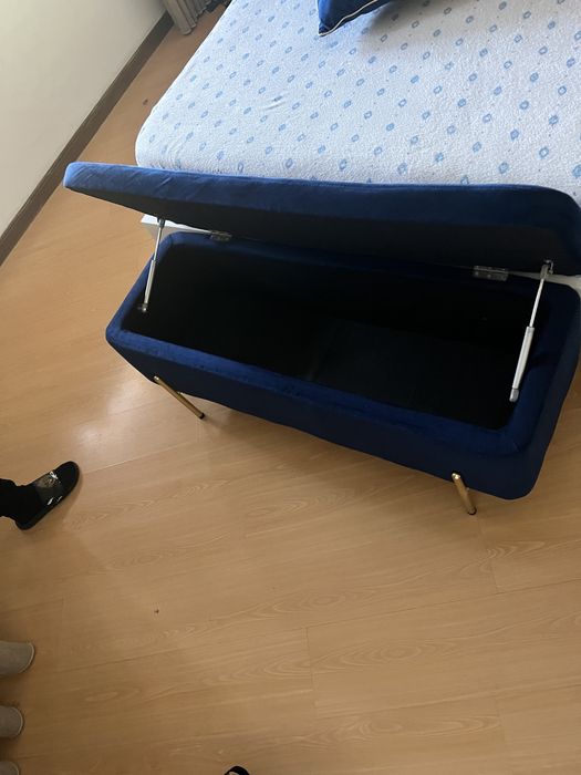 Banqueta azul com arrumos