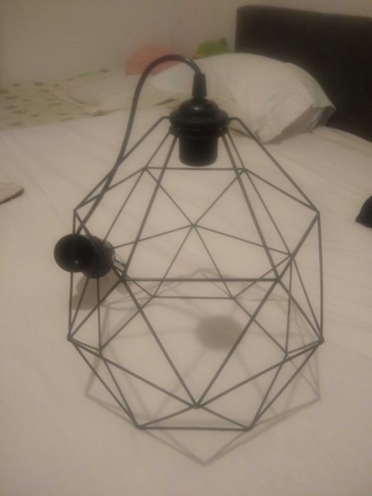 Candeeiros decorativos com lâmpadas.