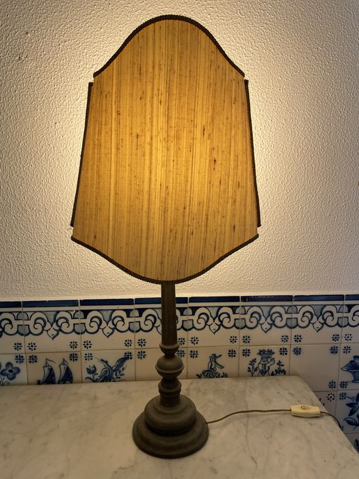 Candeeiro vintage em estanho com abajur em seda (Shantung natural).
