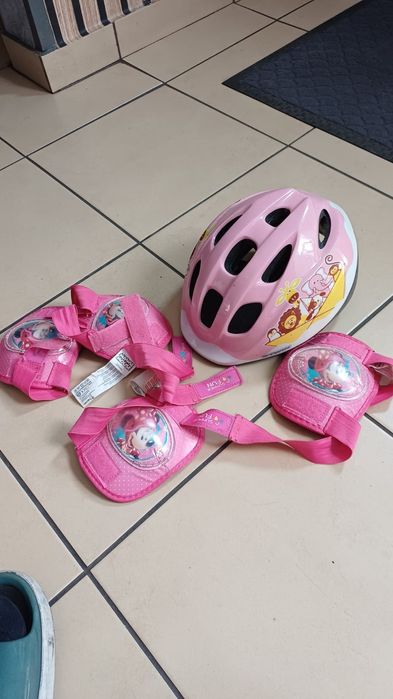 Kask wraz z ochraniaczami