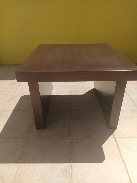 Mesa de madeira e quadro