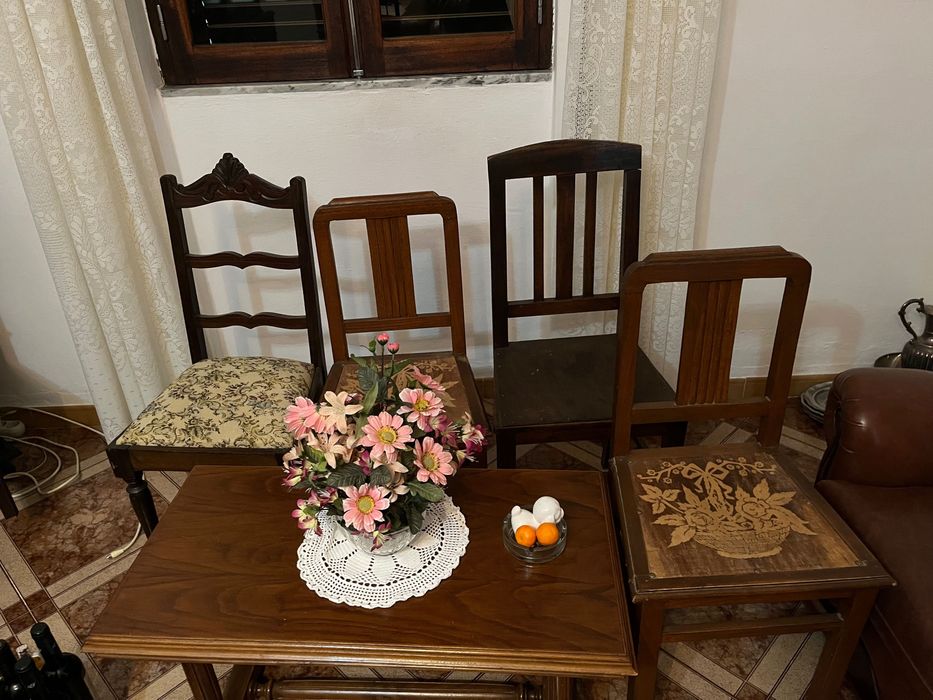 Cadeiras de madeira e mesa de centro