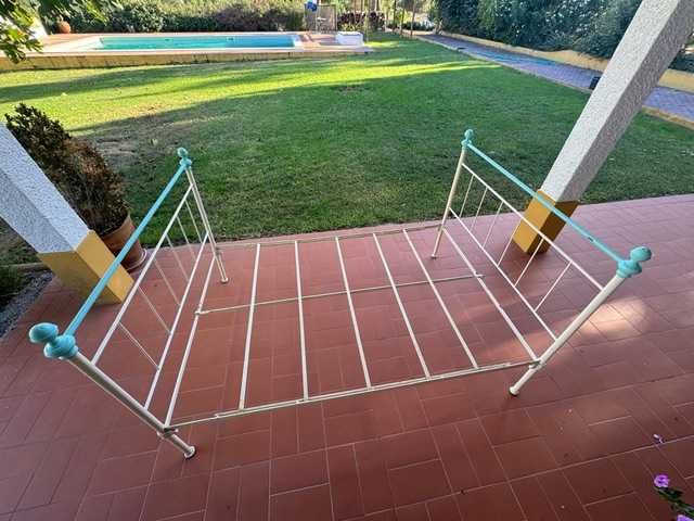 Cama antiga em ferro