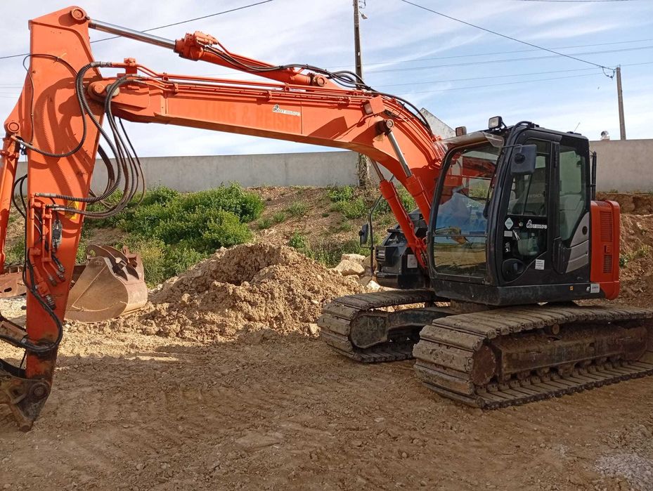 ESCAVADORA HITACHI 135 + ACESSORIOS