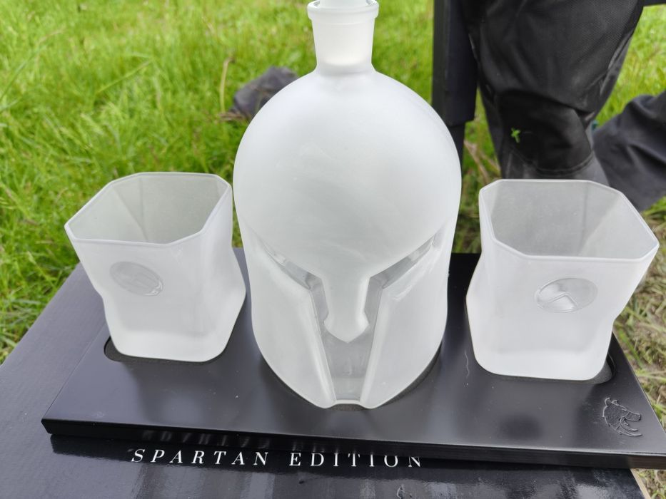 Zestaw do whisky Spartan (Karafka Hełm + 2 Szklanki) NOWY – Idealny prezent