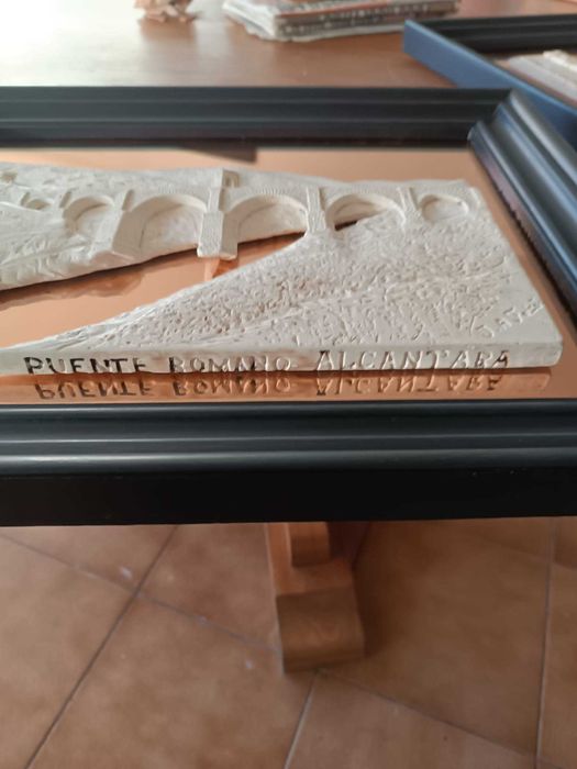 2 quadros em alto relevo com motivos em gesso
