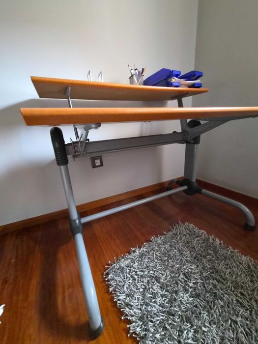Secretária compacta com prateleira