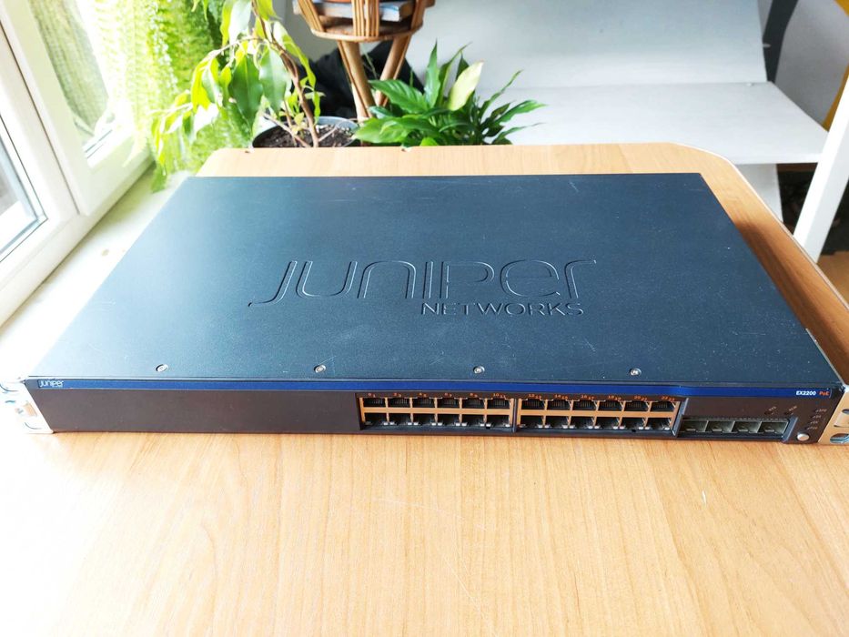 Switch Juniper Networks EX2200-24P-4G 24x 1Gb 4x SFP POE