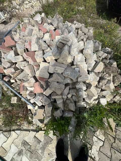 Oddam gruz czysty betonowy i z kostki brukowej .