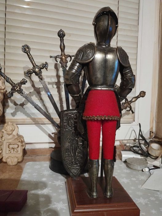 Posążek rycerza w zbroi.