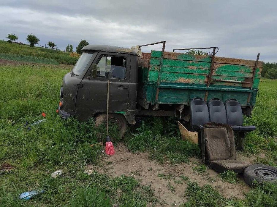 Продам уаз бортовий на повному ходу всі питання по тел +380 98 649 5689