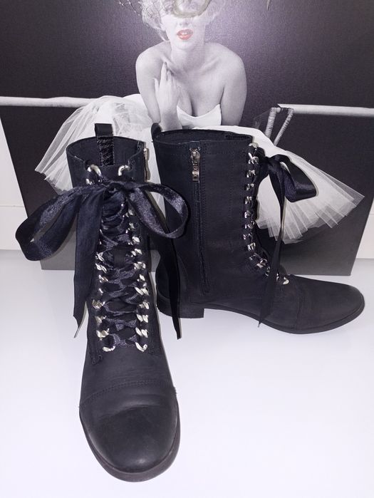 Skórzane botki Booci z łańcuchem wiązane oryginalną wstążką R.41