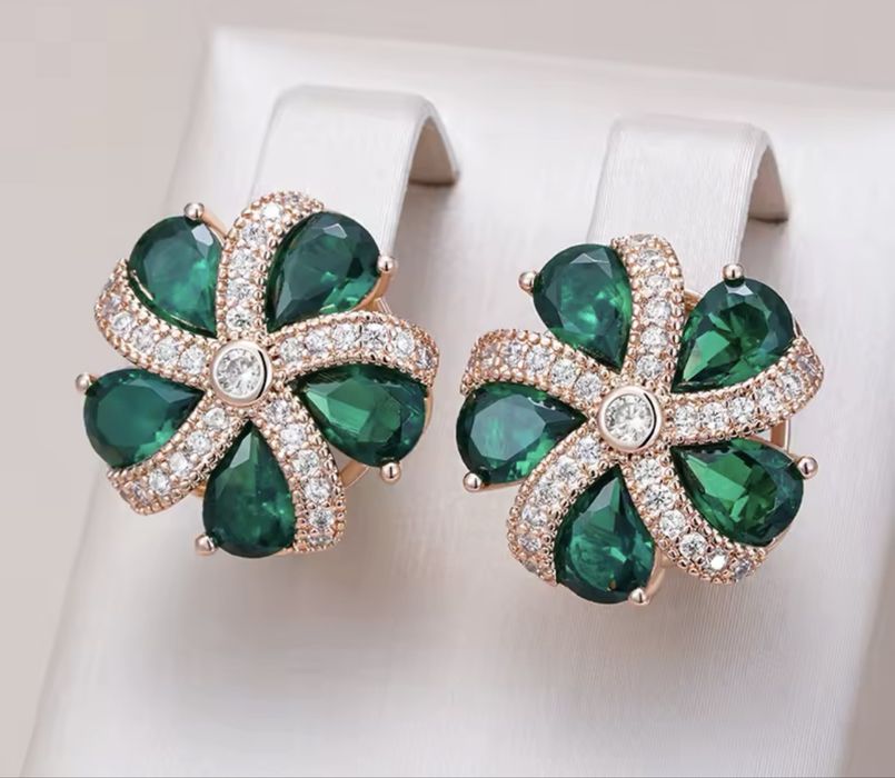 Сережки вечірні із цирконом зеленого кольору