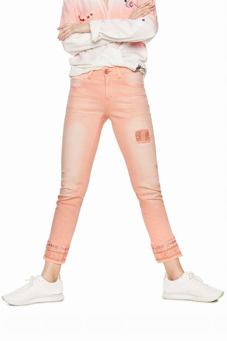 Jeansy rurki łososiowe z haftami DESIGUAL 28
