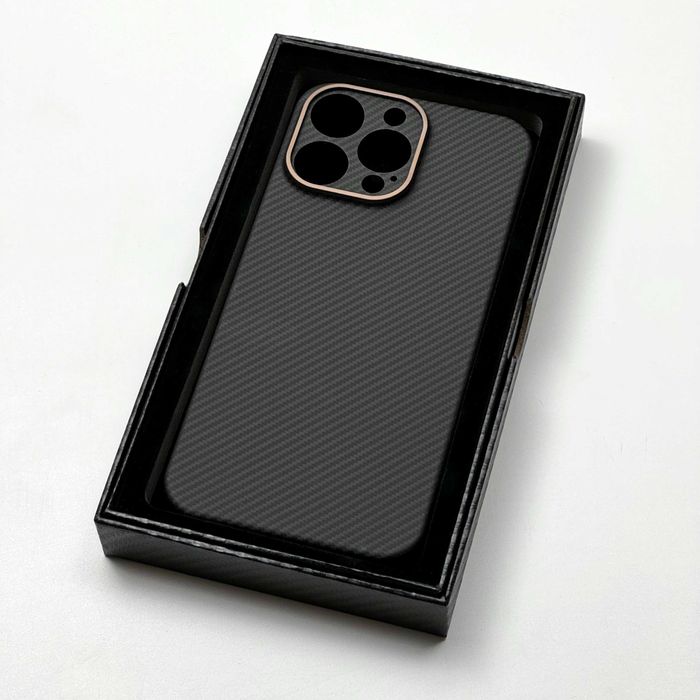Чехол из настоящего карбона для iPhone 15 Pro Max (600D)