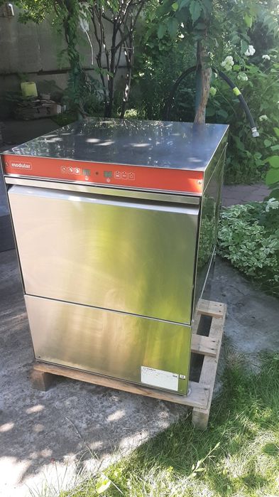 Профессиональная посудомоечная машина