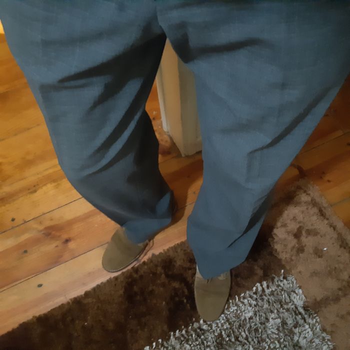 Calças cinza de fato .44 e outras castanhas como mostra as fotos.