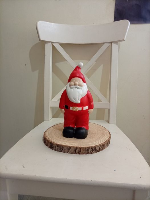 Pai natal  pintado em vermelho e branco