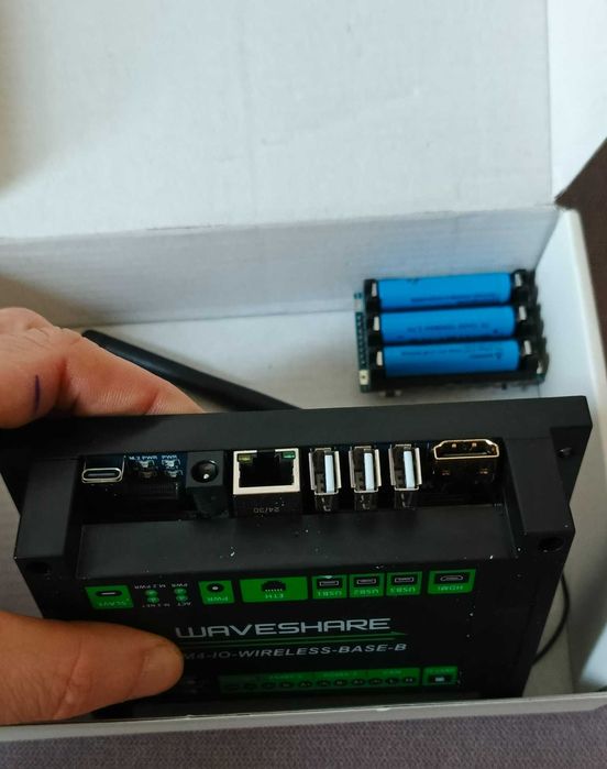 Waveshare CM4-IO-Wireless-Base-B + Raspberry CM4 + buffer baterii+Wifi