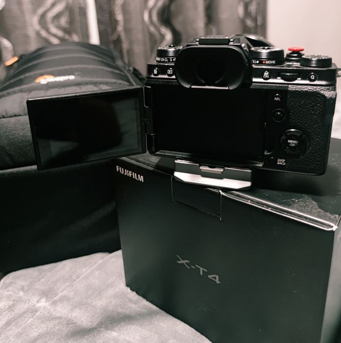 Câmera Fujifilm X-T4 carregador duplo e 4 baterias.